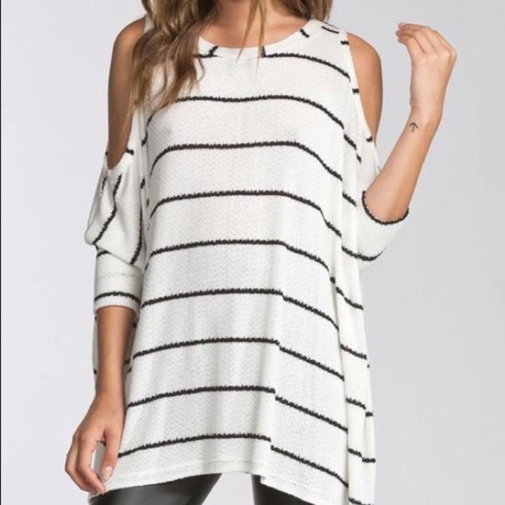 Capri boxy fit. Round neck. 3/4 sleeves.